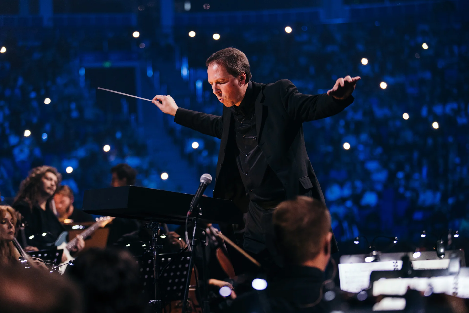 Дирижёр Imperial Orchestra во время концерта